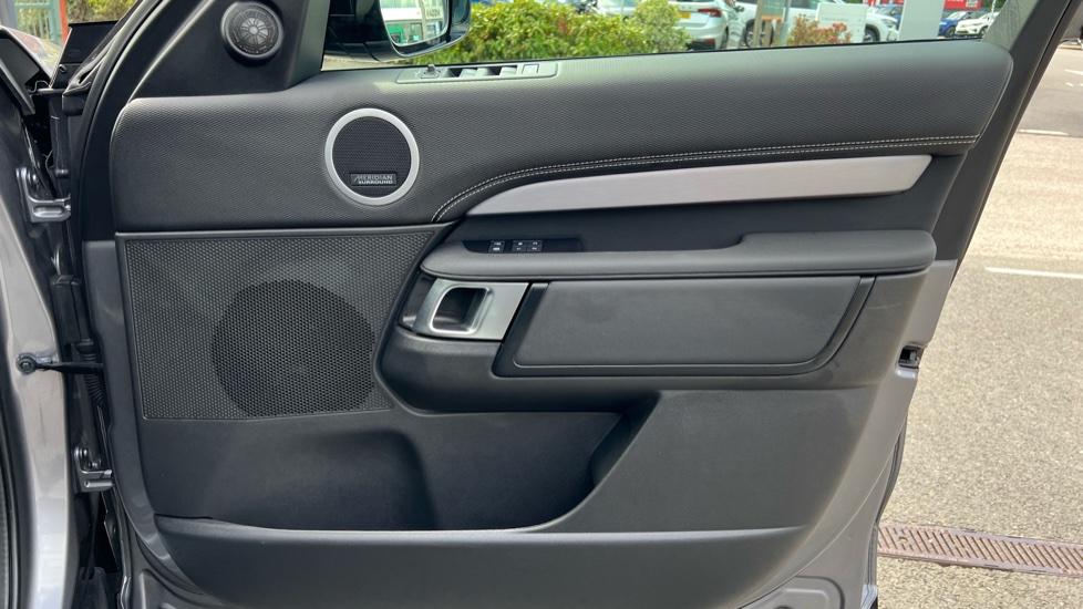 Land Rover Discovery 3.0 D350 Dynamic HSE 5dr Auto Diesel Station Wagon - Image 34