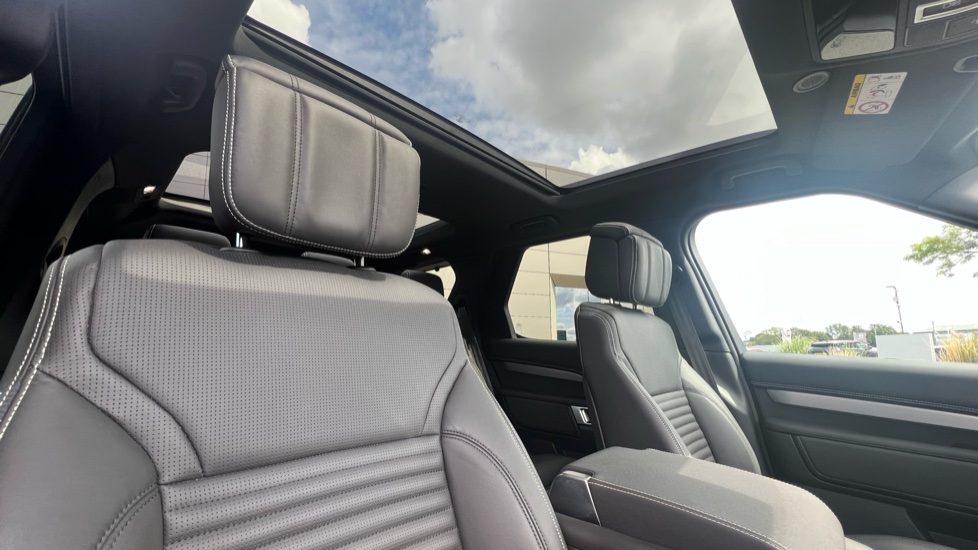 Land Rover Discovery 3.0 D350 Dynamic HSE 5dr Auto Diesel Station Wagon - Image 37
