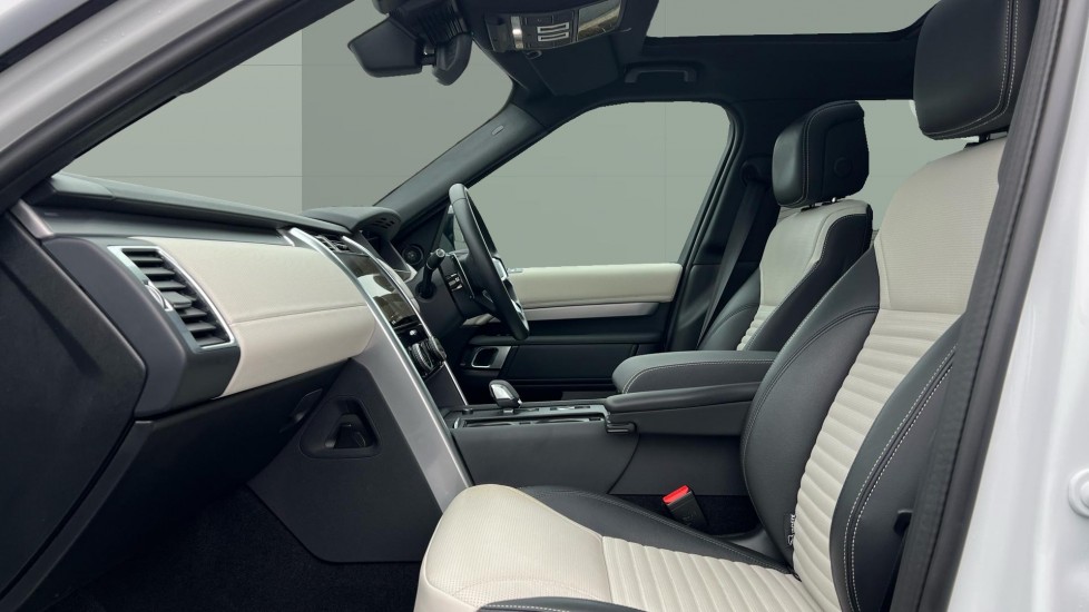 Land Rover Discovery 3.0 D300 Dynamic SE 5dr Auto Diesel Station Wagon - Image 3
