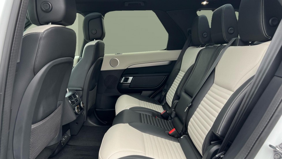 Land Rover Discovery 3.0 D300 Dynamic SE 5dr Auto Diesel Station Wagon - Image 4