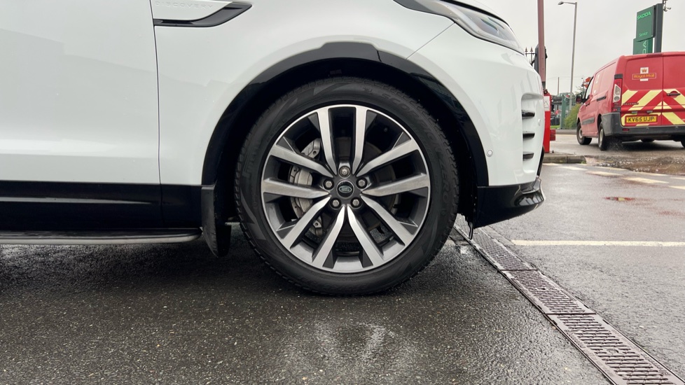 Land Rover Discovery 3.0 D300 Dynamic SE 5dr Auto Diesel Station Wagon - Image 8