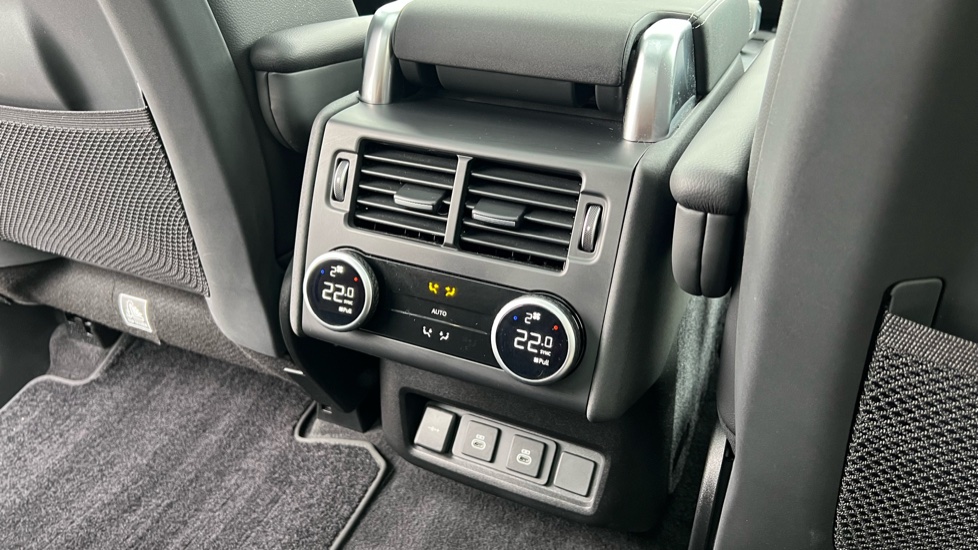Land Rover Discovery 3.0 D300 Dynamic SE 5dr Auto Diesel Station Wagon - Image 18