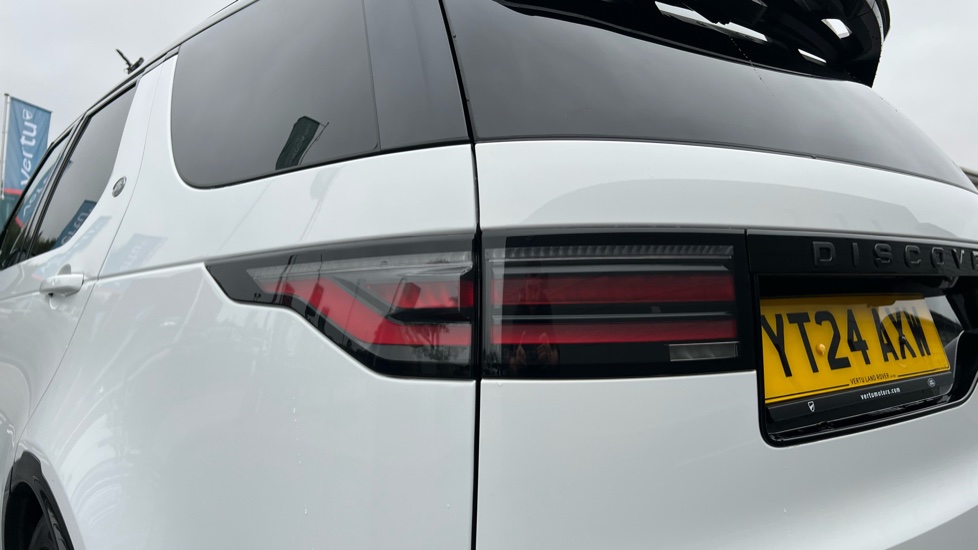 Land Rover Discovery 3.0 D300 Dynamic SE 5dr Auto Diesel Station Wagon - Image 19