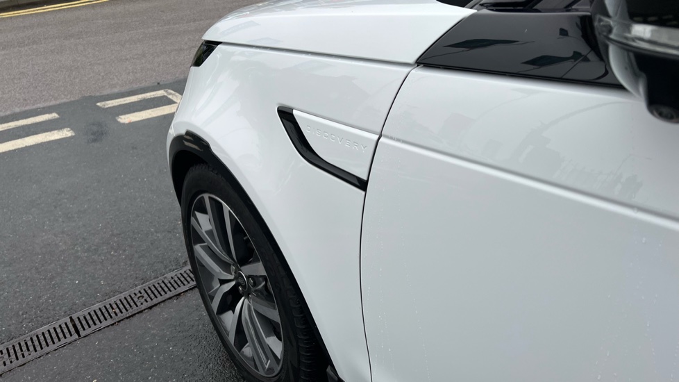 Land Rover Discovery 3.0 D300 Dynamic SE 5dr Auto Diesel Station Wagon - Image 20