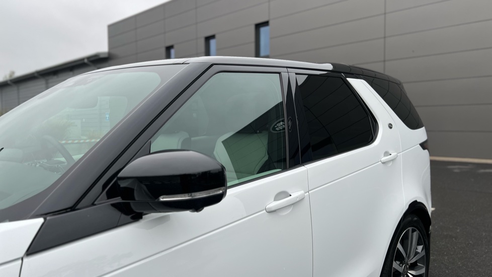 Land Rover Discovery 3.0 D300 Dynamic SE 5dr Auto Diesel Station Wagon - Image 22