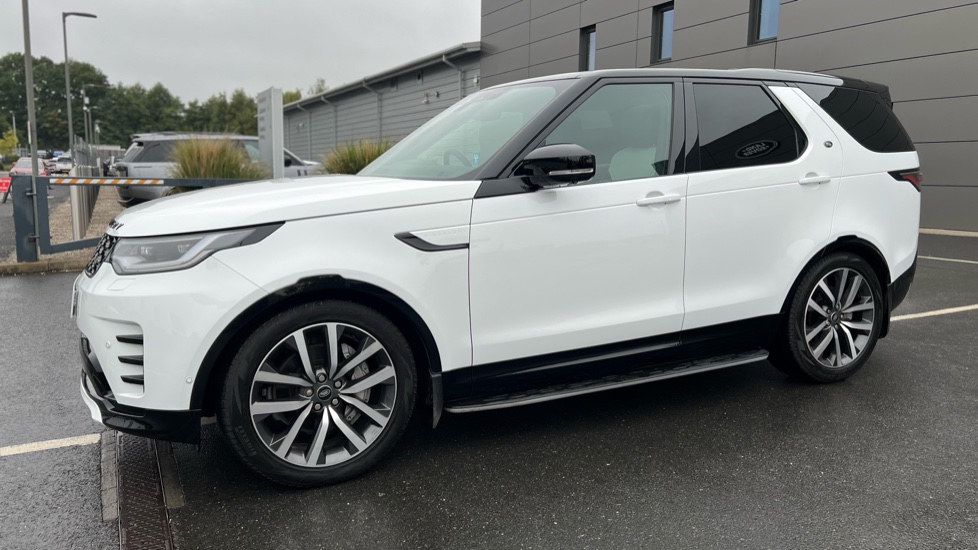 Land Rover Discovery 3.0 D300 Dynamic SE 5dr Auto Diesel Station Wagon - Image 23