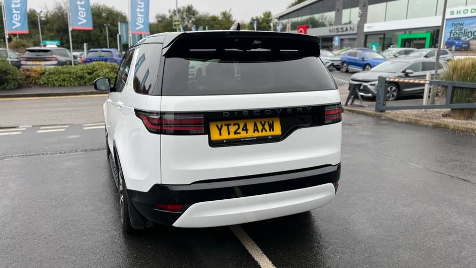 Land Rover Discovery 3.0 D300 Dynamic SE 5dr Auto Diesel Station Wagon - Image 28