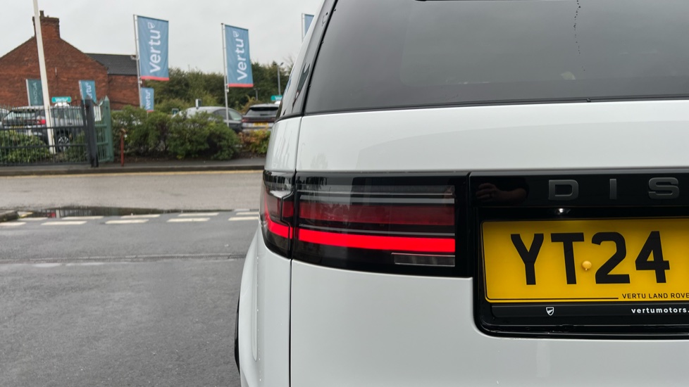 Land Rover Discovery 3.0 D300 Dynamic SE 5dr Auto Diesel Station Wagon - Image 31