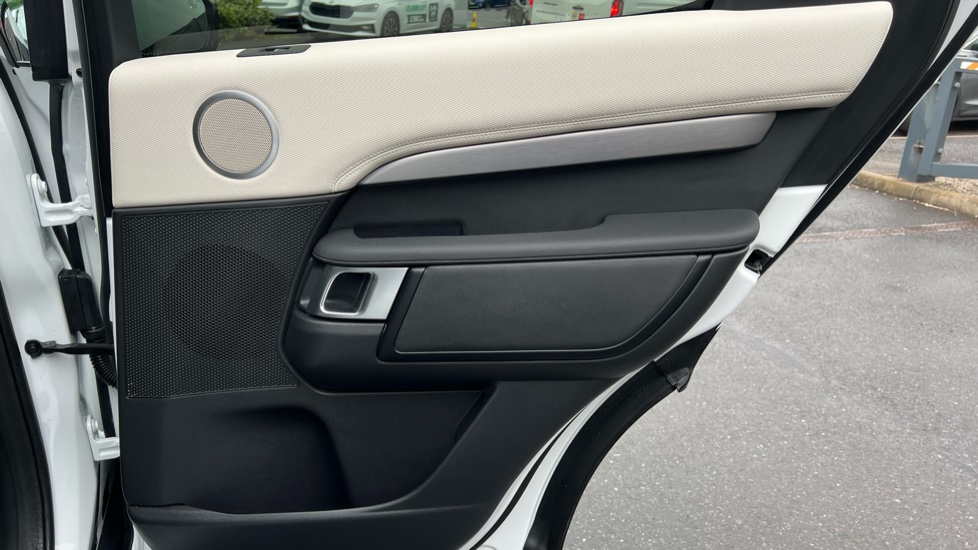 Land Rover Discovery 3.0 D300 Dynamic SE 5dr Auto Diesel Station Wagon - Image 32