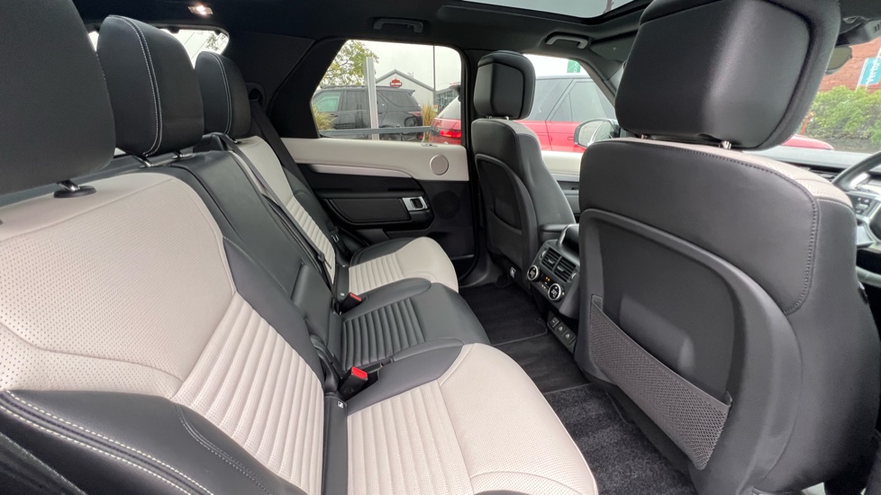 Land Rover Discovery 3.0 D300 Dynamic SE 5dr Auto Diesel Station Wagon - Image 33
