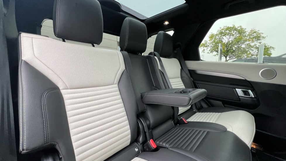 Land Rover Discovery 3.0 D300 Dynamic SE 5dr Auto Diesel Station Wagon - Image 34