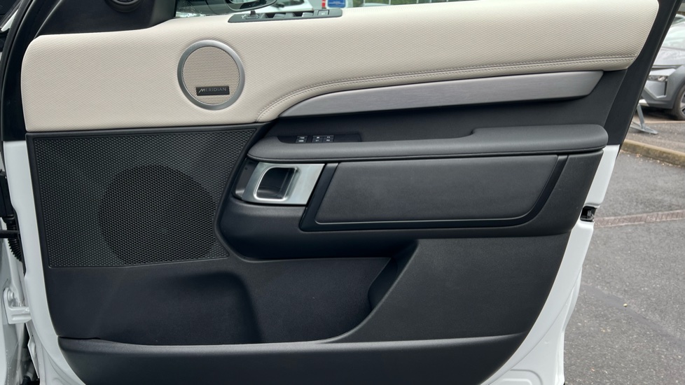 Land Rover Discovery 3.0 D300 Dynamic SE 5dr Auto Diesel Station Wagon - Image 35