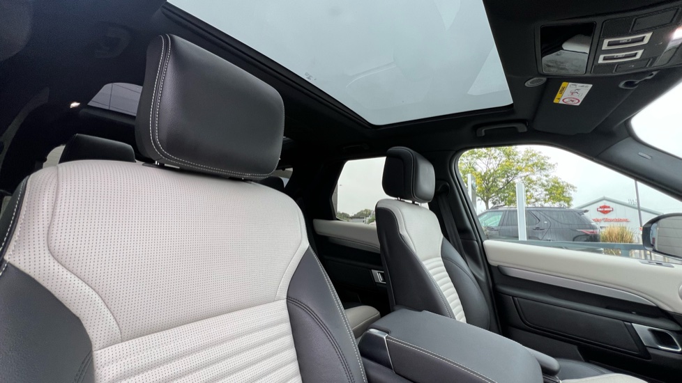Land Rover Discovery 3.0 D300 Dynamic SE 5dr Auto Diesel Station Wagon - Image 38