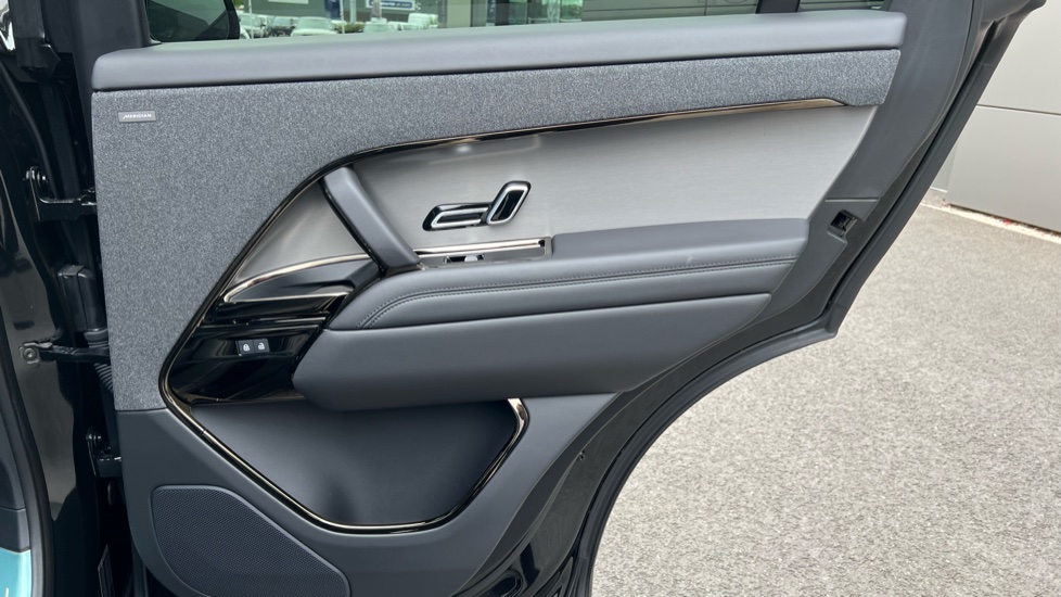 Land Rover Range Rover Sport 3.0 D300 Dynamic SE 5dr Auto Diesel Estate - Image 31