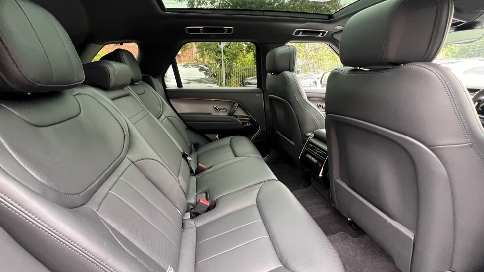 Land Rover Range Rover Sport 3.0 D300 Dynamic SE 5dr Auto Diesel Estate - Image 32