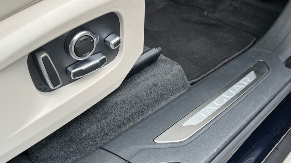 Jaguar F-Pace 2.0 P250 R-Dynamic HSE Black 5dr Auto AWD Petrol Estate - Image 37