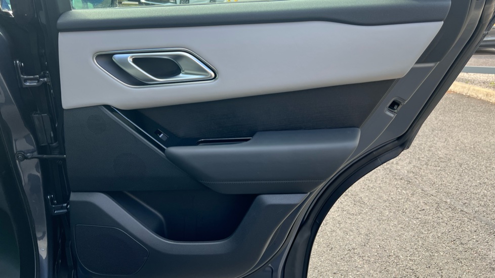 Land Rover Range Rover Velar 2.0 D200 MHEV Dynamic HSE 5dr Auto Diesel Estate - Image 31
