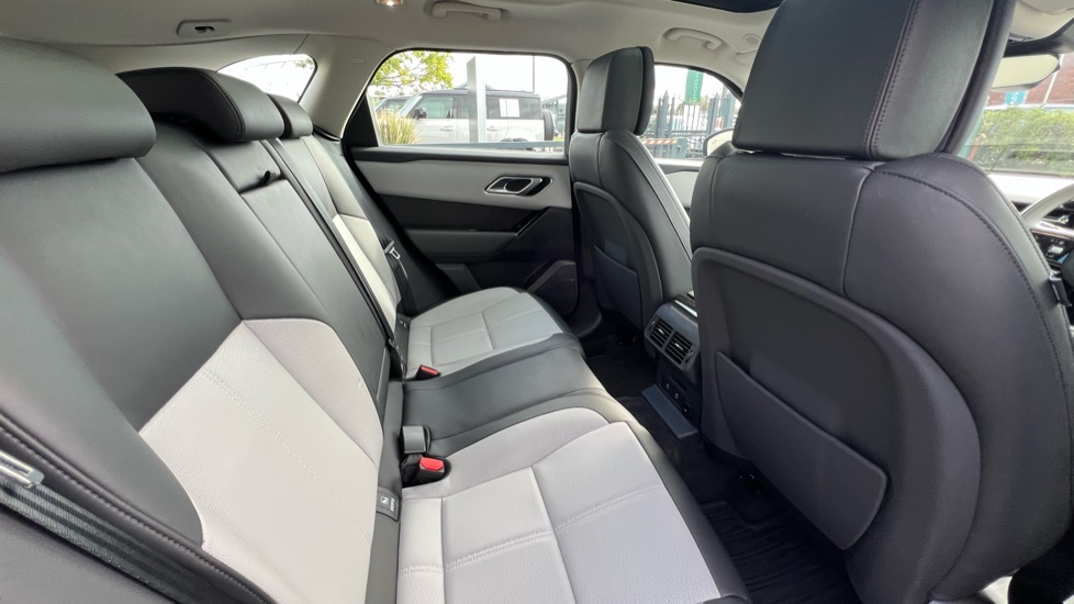Land Rover Range Rover Velar 2.0 D200 MHEV Dynamic HSE 5dr Auto Diesel Estate - Image 32