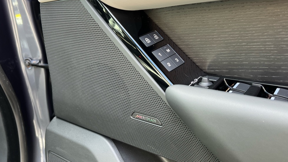 Land Rover Range Rover Velar 2.0 D200 MHEV Dynamic HSE 5dr Auto Diesel Estate - Image 35