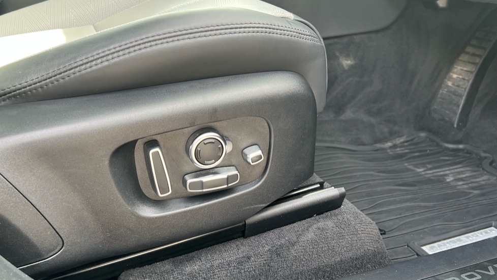 Land Rover Range Rover Velar 2.0 D200 MHEV Dynamic HSE 5dr Auto Diesel Estate - Image 36