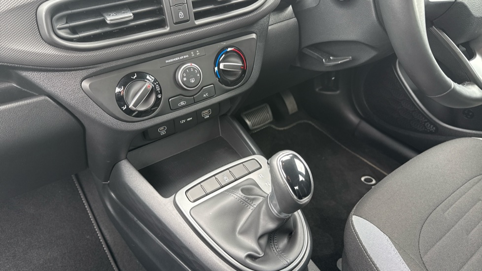 Hyundai i10 1.0 [63] Advance 5dr Auto [Nav] Petrol Hatchback - Image 13