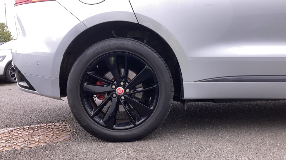 Jaguar F-Pace 2.0 P400e R-Dynamic SE 5dr Auto AWD Estate - Image 10