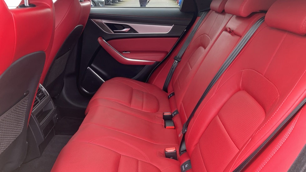 Jaguar F-Pace 2.0 P400e R-Dynamic SE 5dr Auto AWD Estate - Image 24