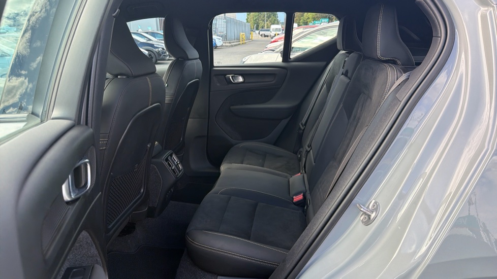 Volvo XC40 2.0 B3P Plus Dark 5dr Auto Petrol Estate - Image 18