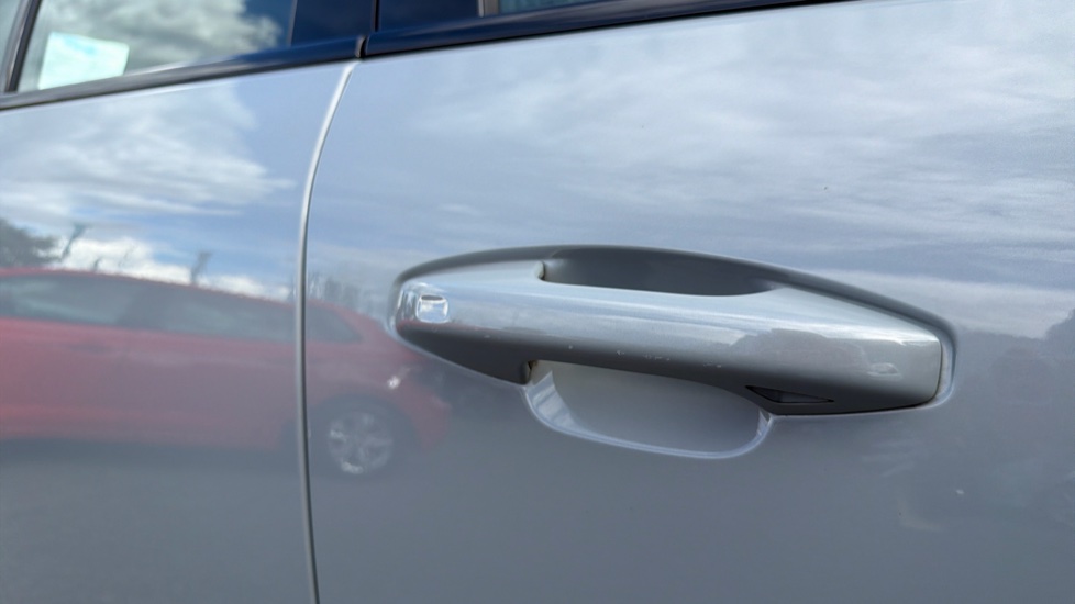 Volvo XC40 2.0 B3P Plus Dark 5dr Auto Petrol Estate - Image 25