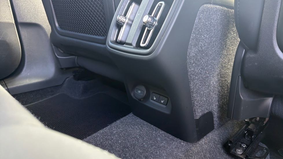 Volvo XC40 2.0 B3P Plus Dark 5dr Auto Petrol Estate - Image 30