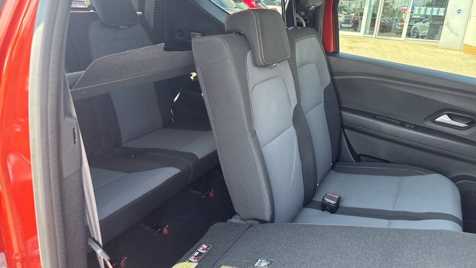 Dacia Jogger 1.0 TCe Extreme 5dr Petrol Estate - Image 27