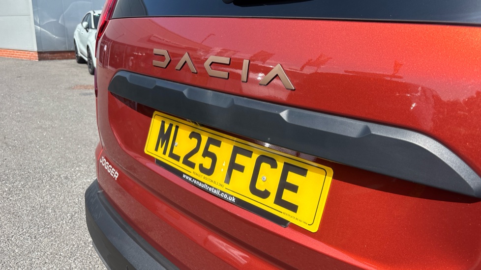 Dacia Jogger 1.0 TCe Extreme 5dr Petrol Estate - Image 40