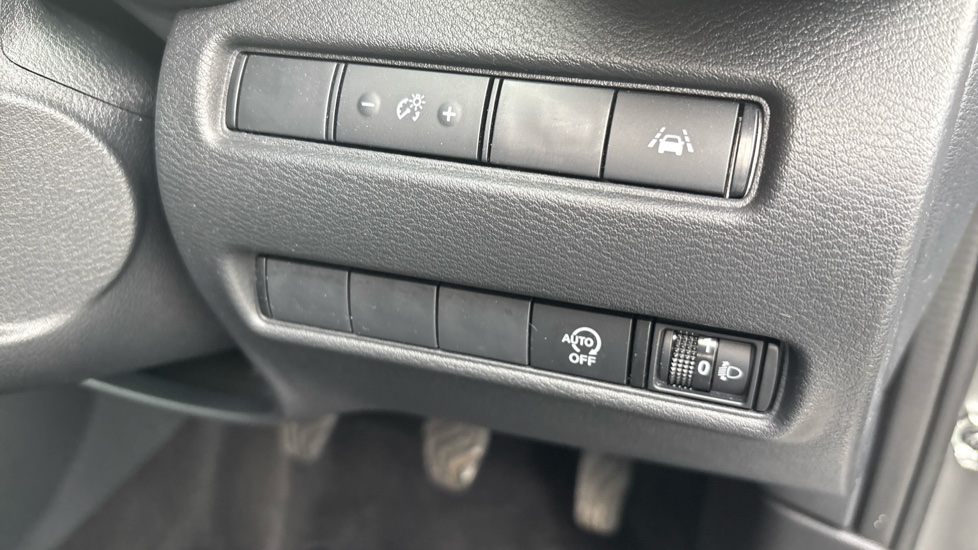 Nissan Juke 1.0 DiG-T 114 N-Connecta 5dr Petrol Hatchback - Image 34