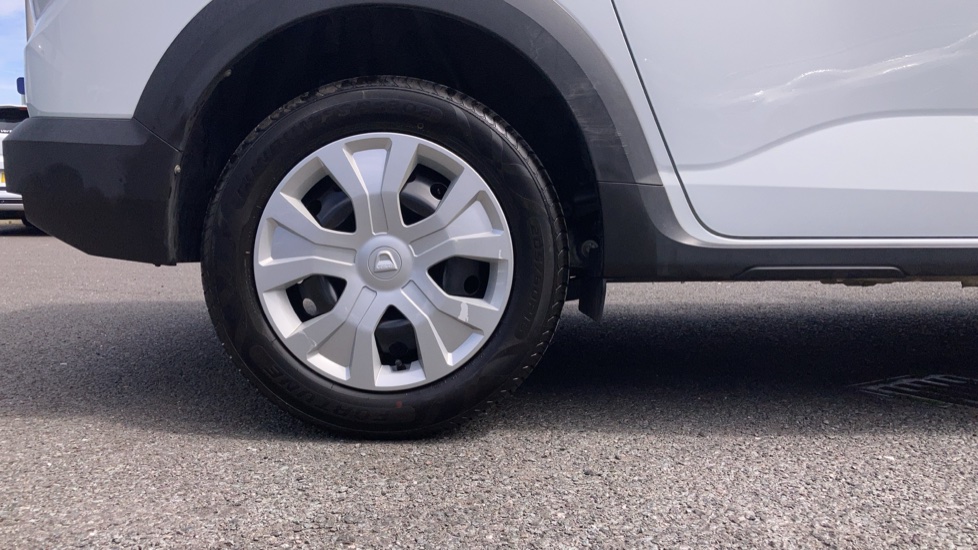 Dacia Jogger 1.0 TCe Essential 5dr Petrol Estate - Image 9