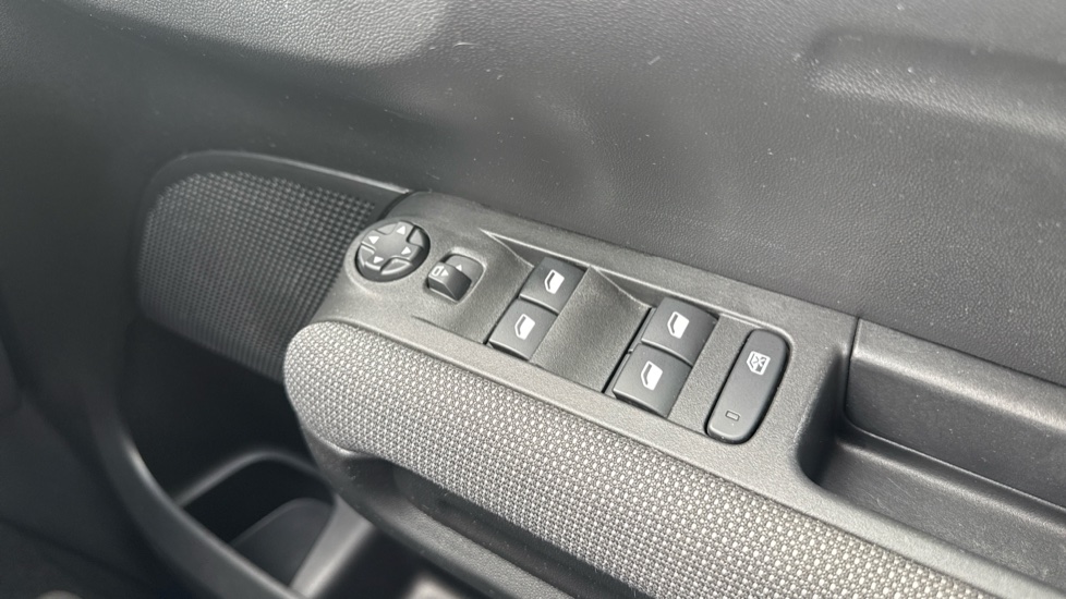 Citroen C3 Aircross 1.2 PureTech 110 C-Series Edition 5dr Petrol Hatchback - Image 40