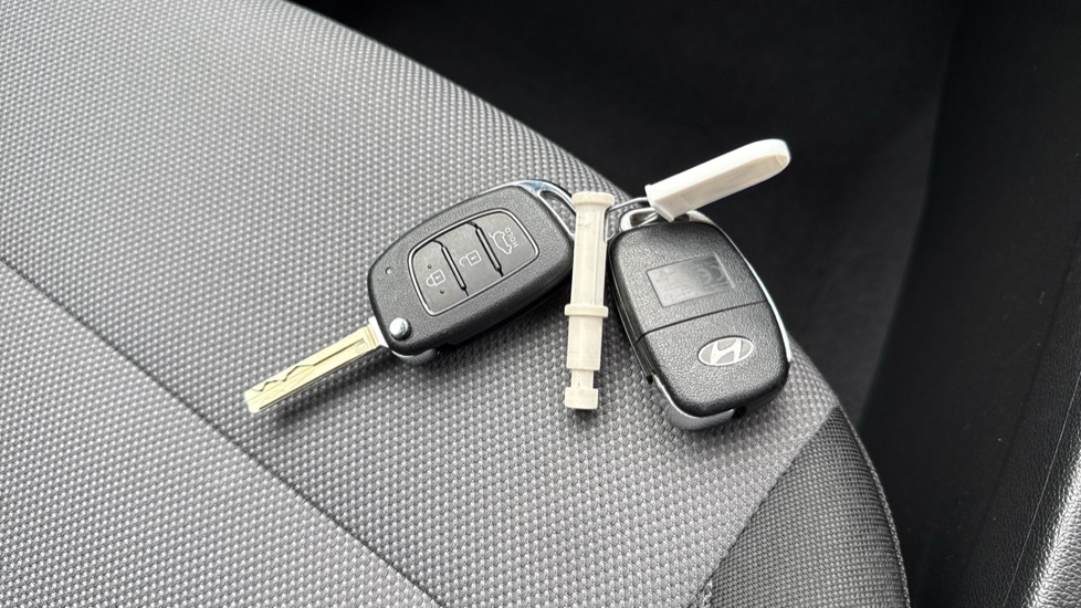 Hyundai i20 1.2 MPi Play 5dr Petrol Hatchback - Image 20