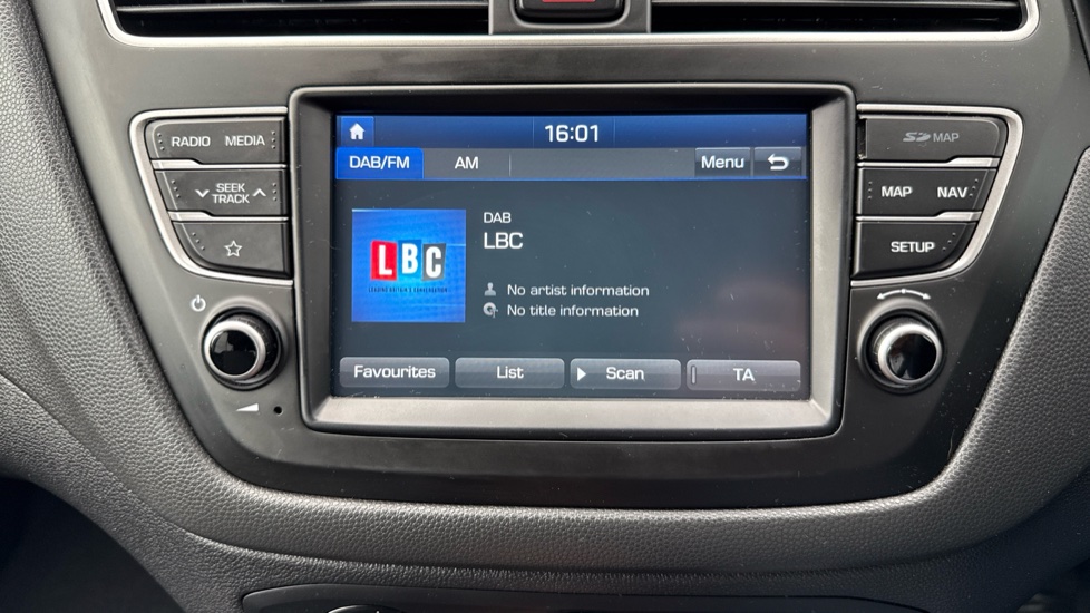 Hyundai i20 1.2 MPi Play 5dr Petrol Hatchback - Image 32