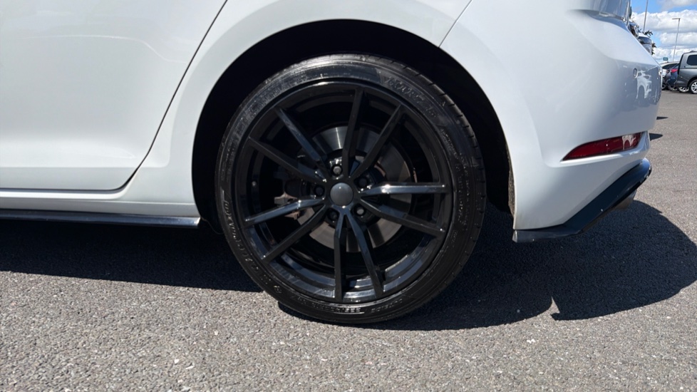 Volkswagen Golf 2.0 TSI 300 R 5dr 4MOTION DSG Petrol Hatchback - Image 31