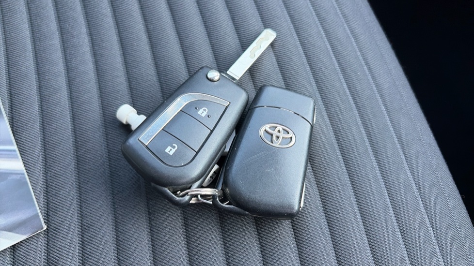 Toyota Yaris 1.5 VVT-i Icon Tech 5dr Petrol Hatchback - Image 20
