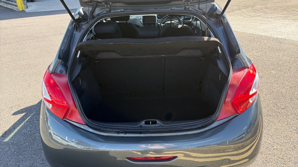 Peugeot 208 1.2 VTi Allure 5dr Petrol Hatchback - Image 4