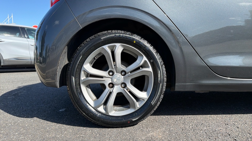 Peugeot 208 1.2 VTi Allure 5dr Petrol Hatchback - Image 7