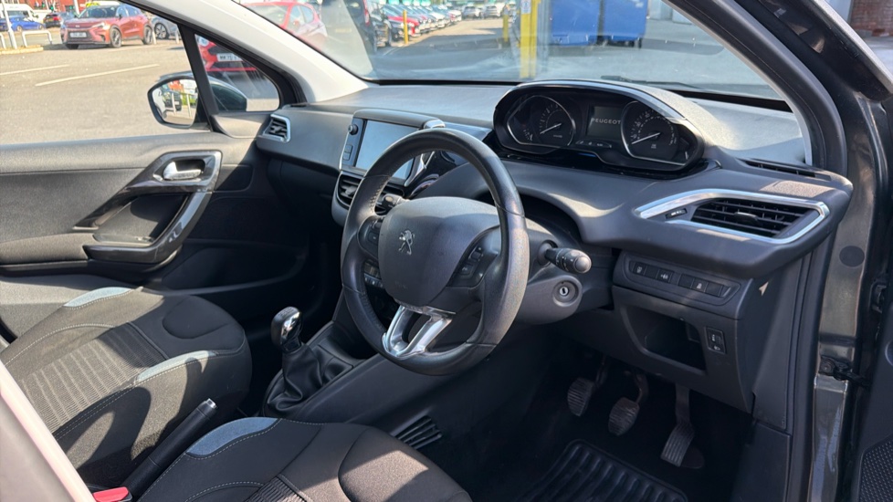 Peugeot 208 1.2 VTi Allure 5dr Petrol Hatchback - Image 13