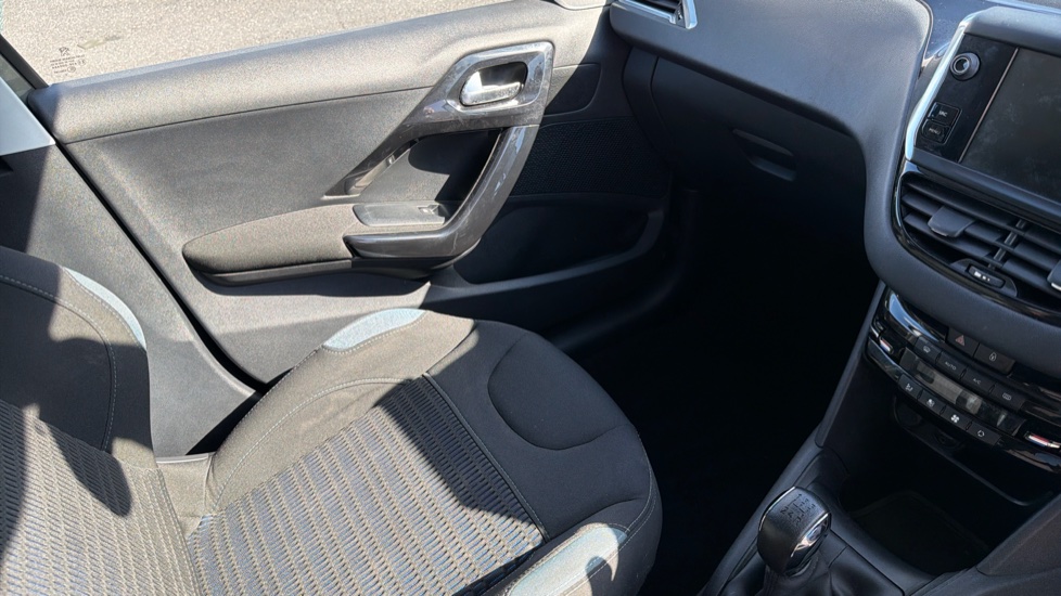 Peugeot 208 1.2 VTi Allure 5dr Petrol Hatchback - Image 16