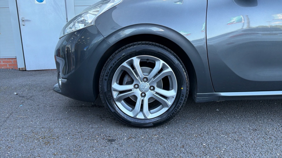 Peugeot 208 1.2 VTi Allure 5dr Petrol Hatchback - Image 24