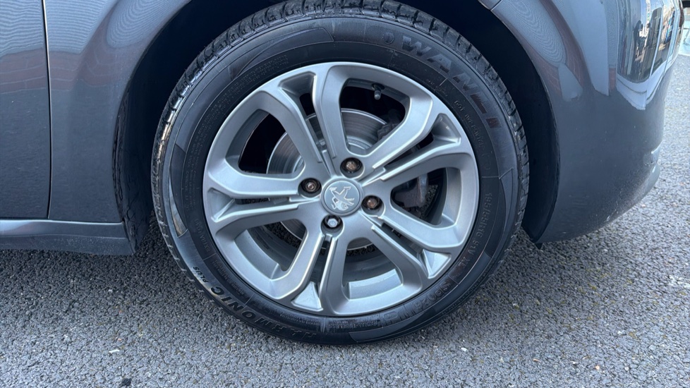 Peugeot 208 1.2 VTi Allure 5dr Petrol Hatchback - Image 28