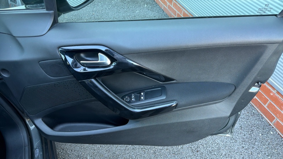 Peugeot 208 1.2 VTi Allure 5dr Petrol Hatchback - Image 29
