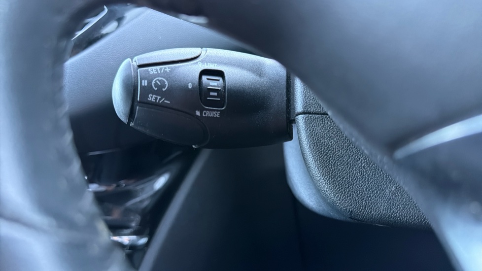 Peugeot 208 1.2 VTi Allure 5dr Petrol Hatchback - Image 34