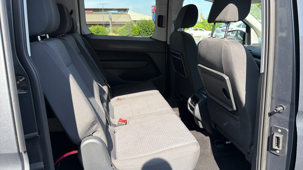 Ford Tourneo Connect 2.0 EcoBlue Titanium 5dr Auto [7 seat] Diesel Estate - Image 15