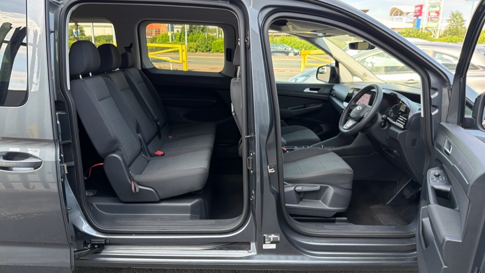 Ford Tourneo Connect 2.0 EcoBlue Titanium 5dr Auto [7 seat] Diesel Estate - Image 28