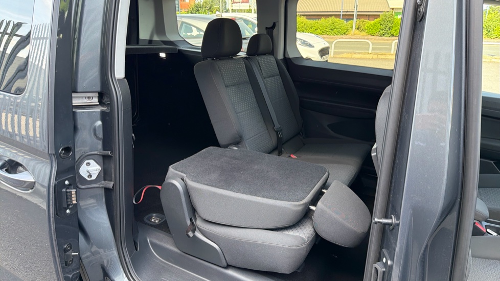 Ford Tourneo Connect 2.0 EcoBlue Titanium 5dr Auto [7 seat] Diesel Estate - Image 29